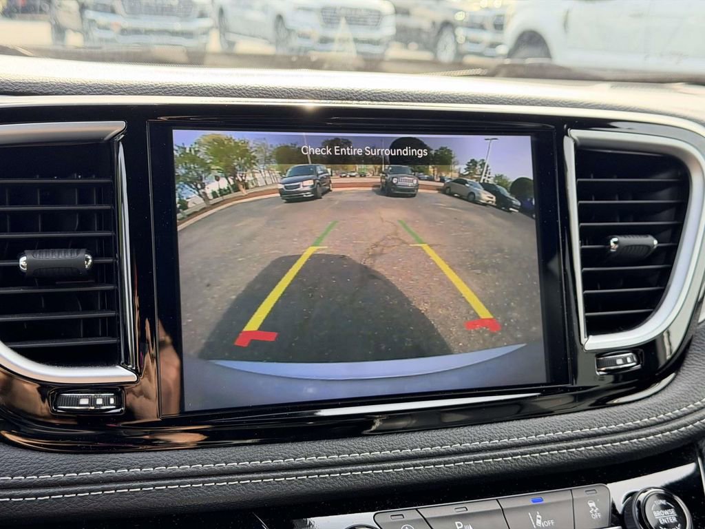 Used 2024 Chrysler Pacifica Limited w/ S Appearance Package image 4