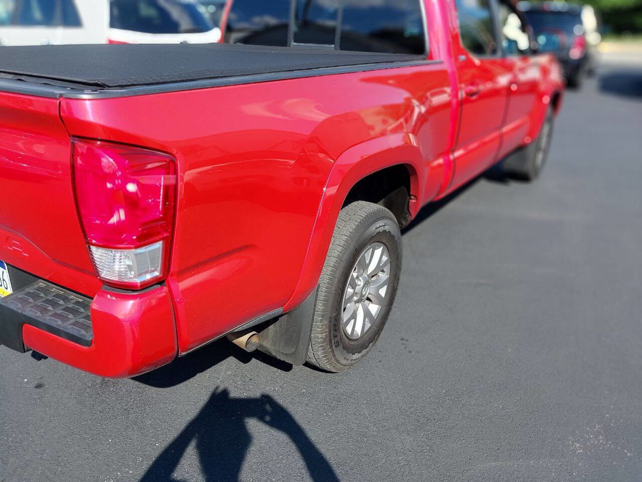 Used 2017 Toyota Tacoma TRD Off-Road image 9