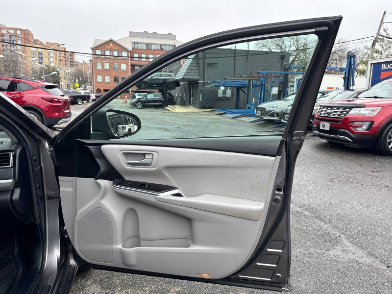 Used 2017 Toyota Camry SE image 11