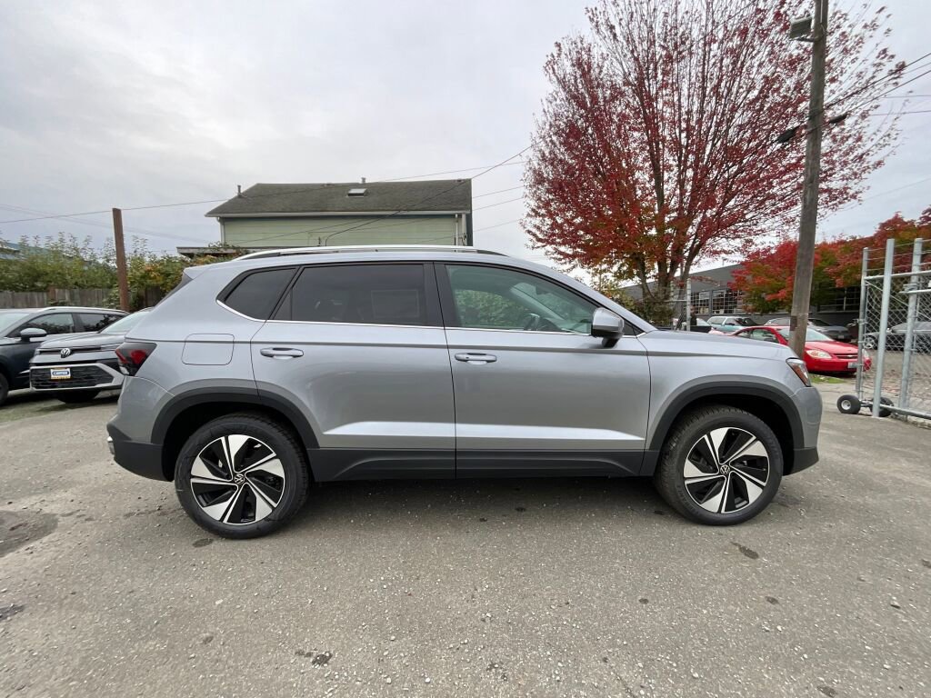 New 2025 Volkswagen Taos SE image 9