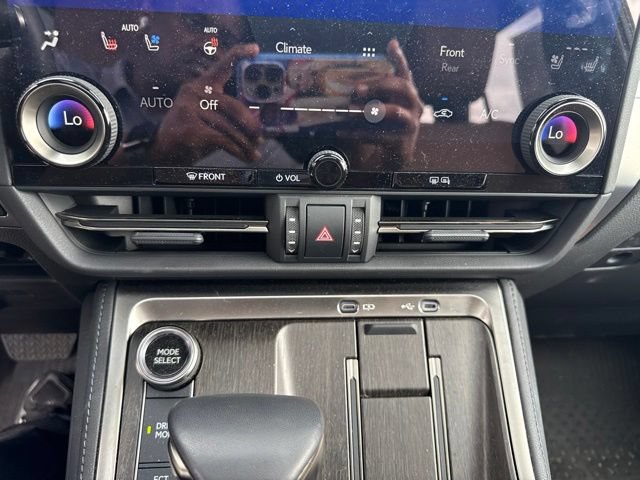 Used 2025 Lexus GX 550 w/ Accessory Package (2T) AWD/4WD image 19