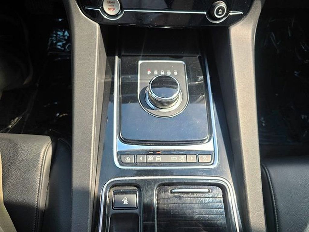 Used 2020 Jaguar F-PACE Premium image 28
