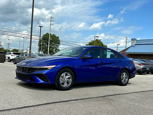 Certified 2025 Hyundai Elantra SE w/ Cargo Package FWD image 8