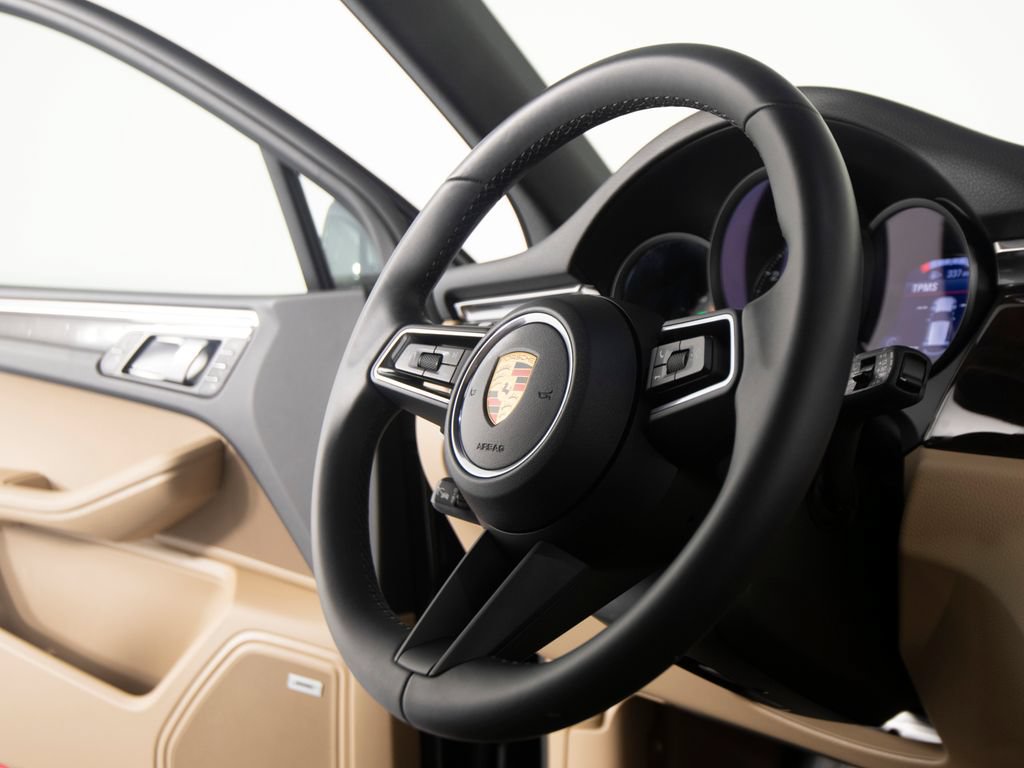 Certified 2026 Porsche Macan AWD/4WD image 33