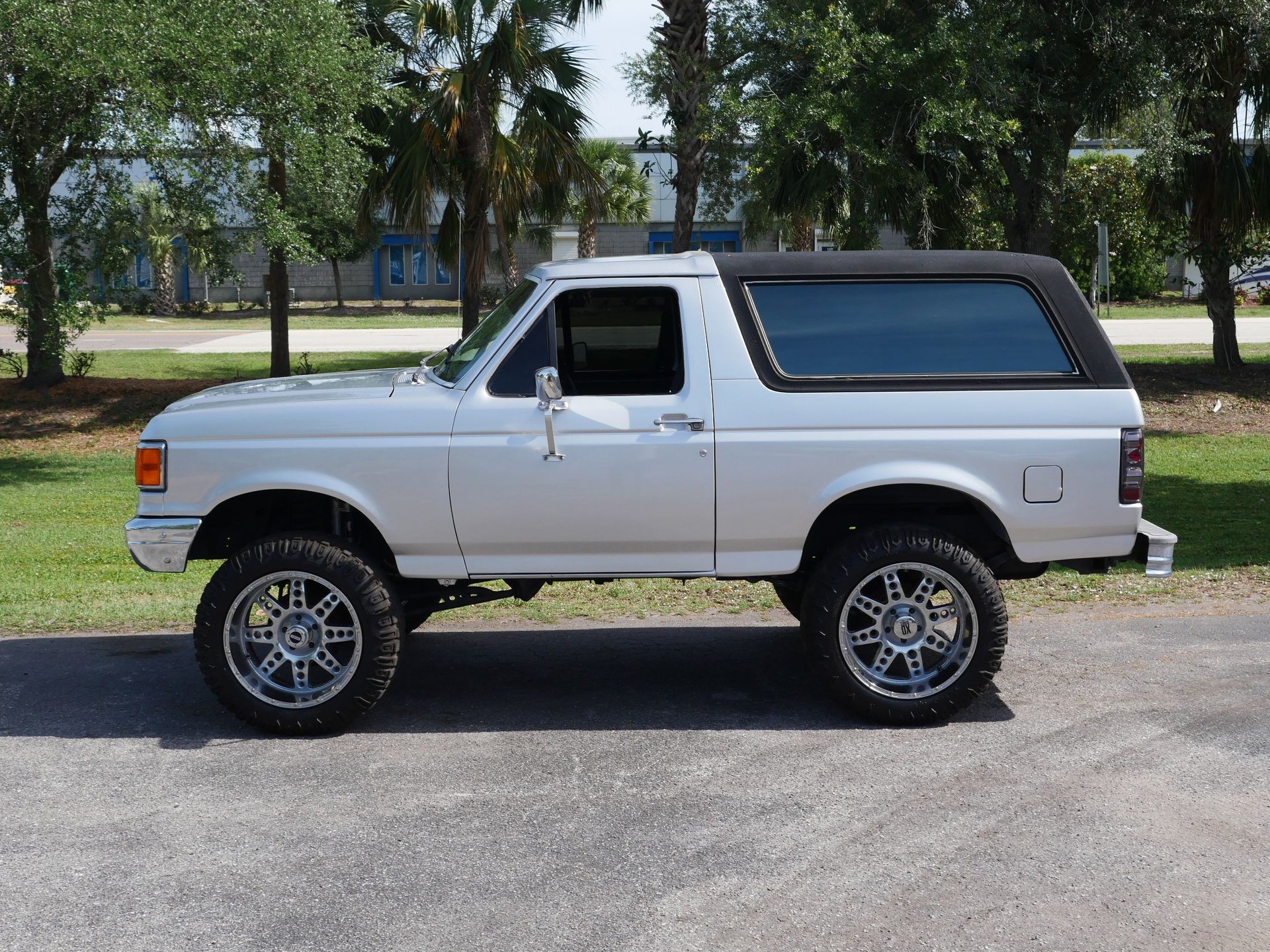 Used 1990 Ford Bronco AWD/4WD image 17