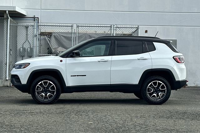 Used 2024 Jeep Compass Trailhawk image 7