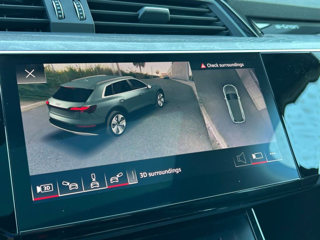 Used 2022 Audi e-tron Premium Plus w/ Premium Plus Package image 37