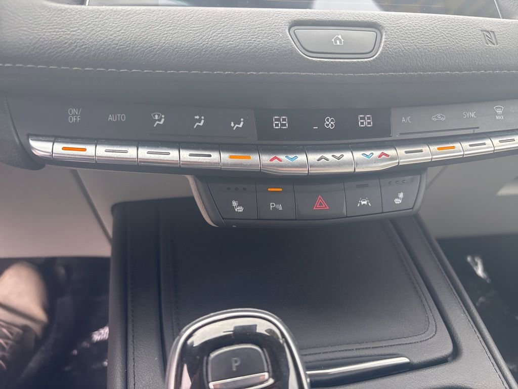 Used 2021 Cadillac XT4 Luxury w/ Cold Weather Package image 14