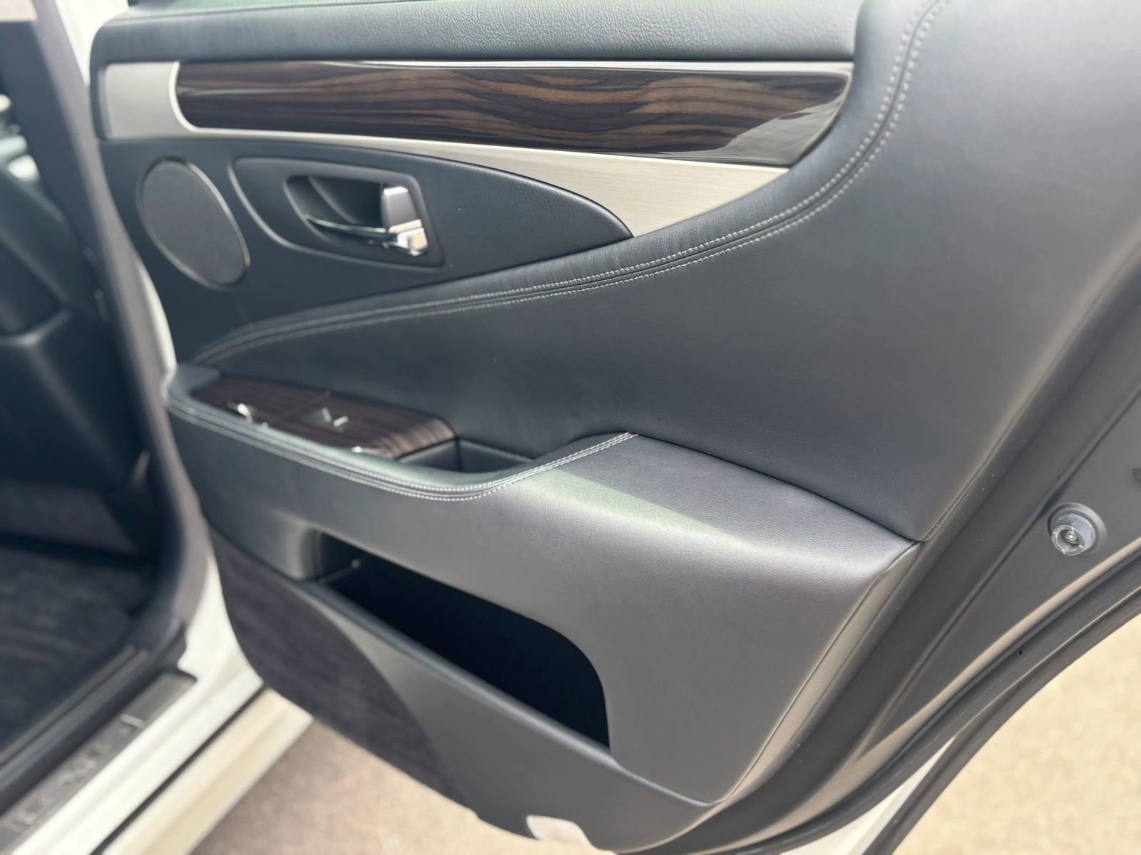 Used 2013 Lexus LS 460 w/ Comfort Pkg RWD image 15
