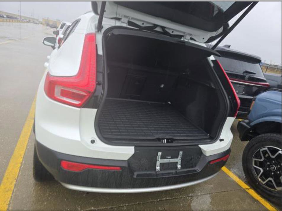 Used 2025 Volvo XC40 B5 Core image 7