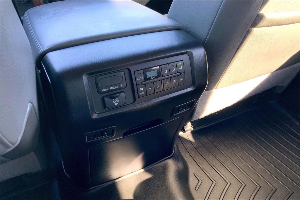 Used 2020 Toyota Sequoia Platinum image 10