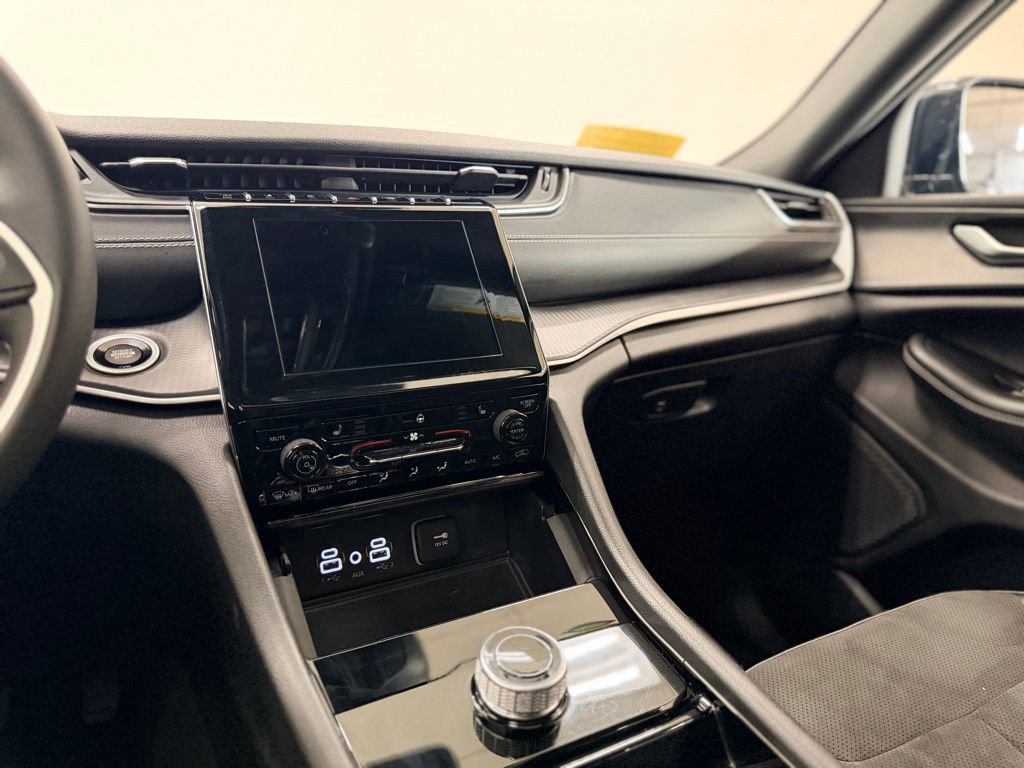 Used 2023 Jeep Grand Cherokee L Laredo AWD/4WD image 15