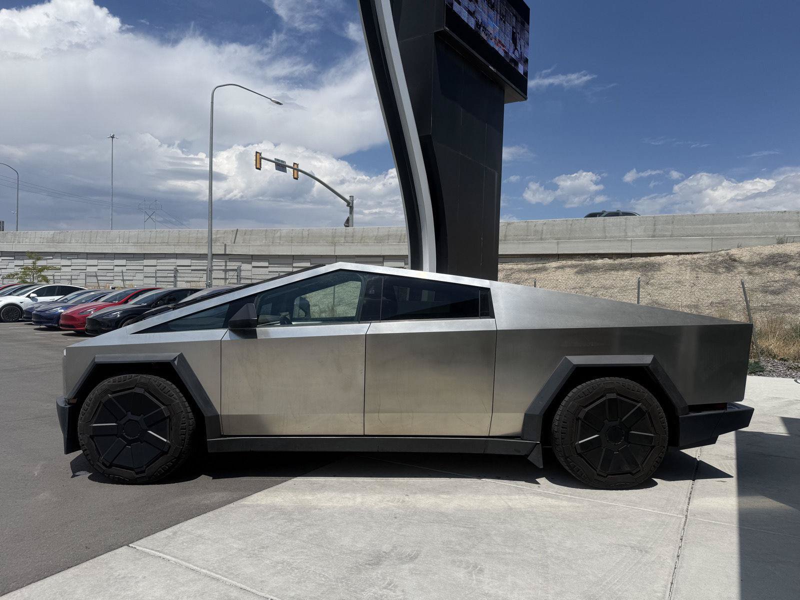Used 2024 Tesla Cybertruck AWD Crew Cab image 5