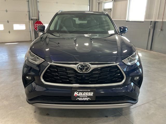 Used 2026 Toyota Highlander Platinum image 2