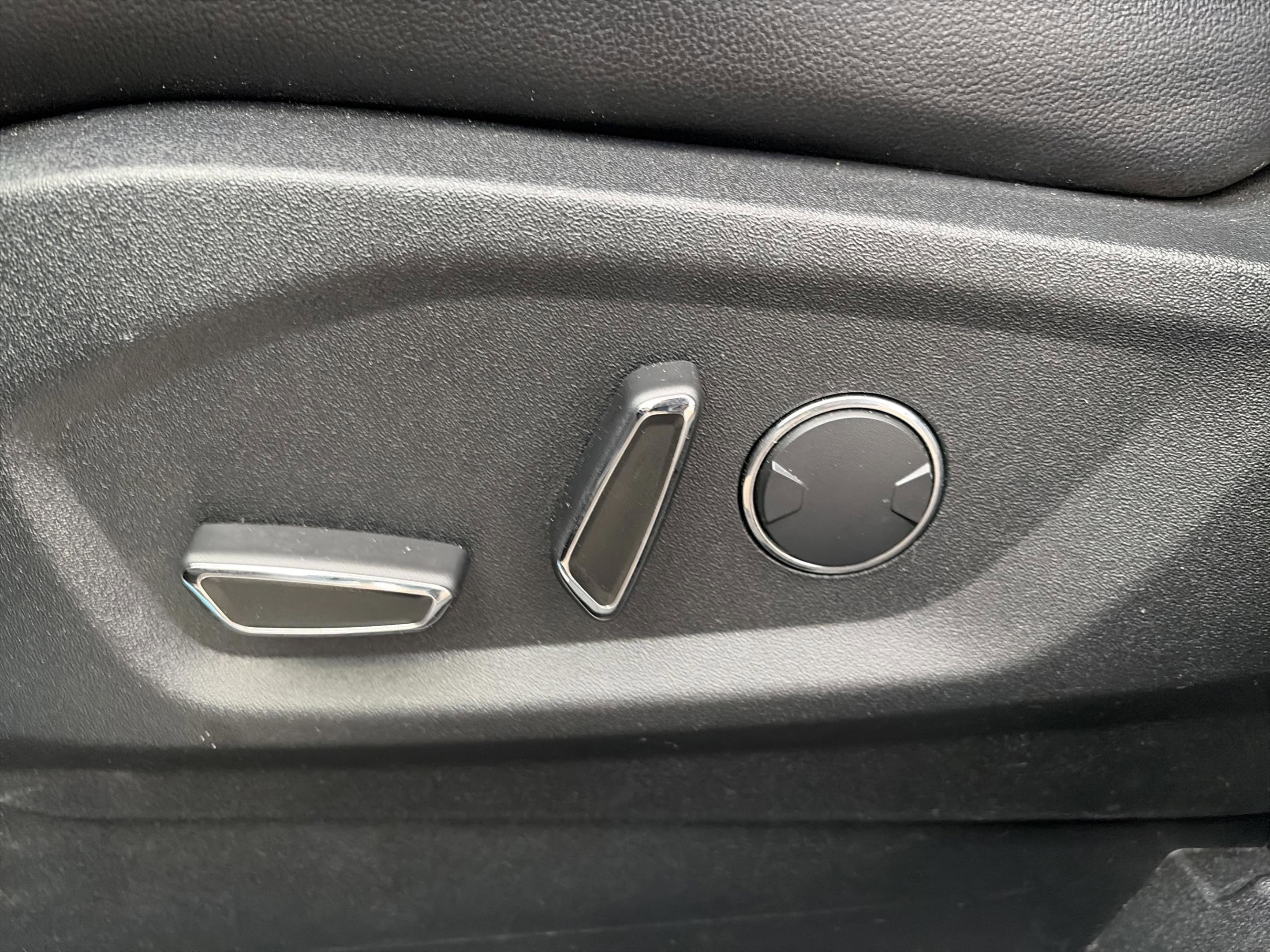 Used 2018 Ford Edge Titanium w/ Technology Package image 13