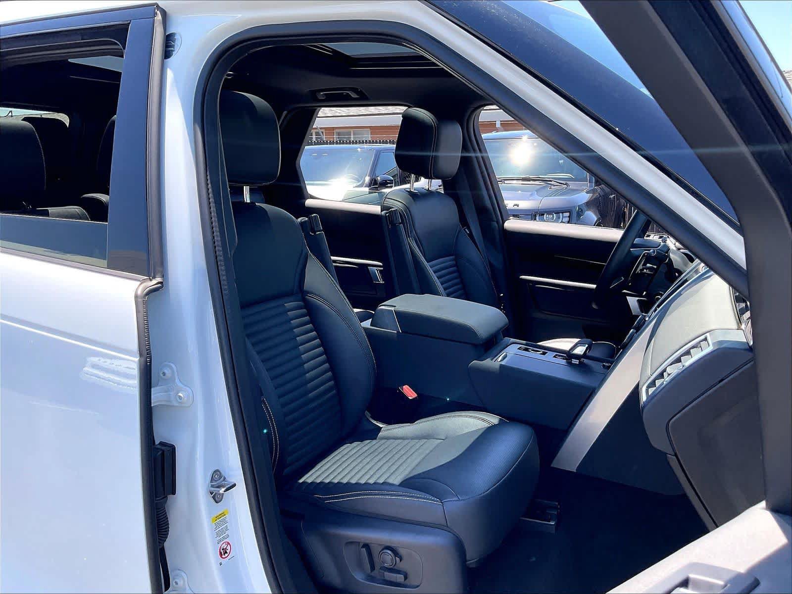 Used 2025 Land Rover Discovery S AWD/4WD image 7