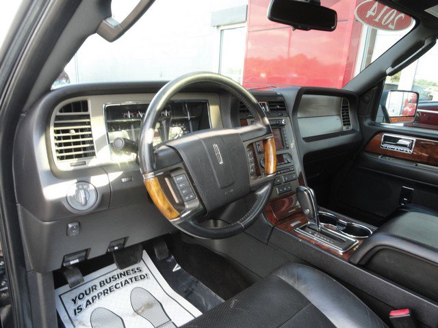Used 2014 Lincoln Navigator L 4WD w/ Monochrome Appearance Package image 9