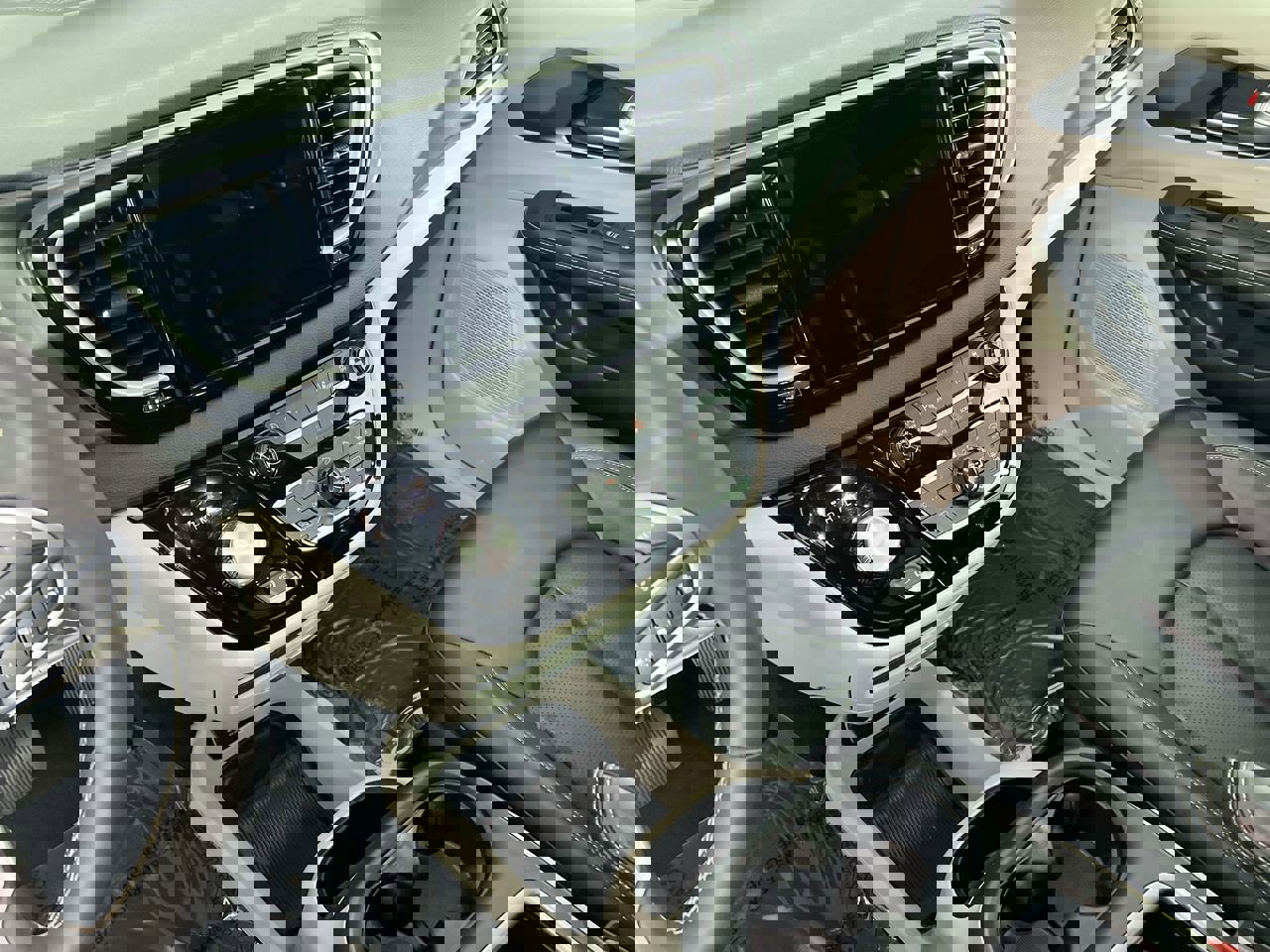 Used 2024 Chrysler Pacifica Touring-L image 23