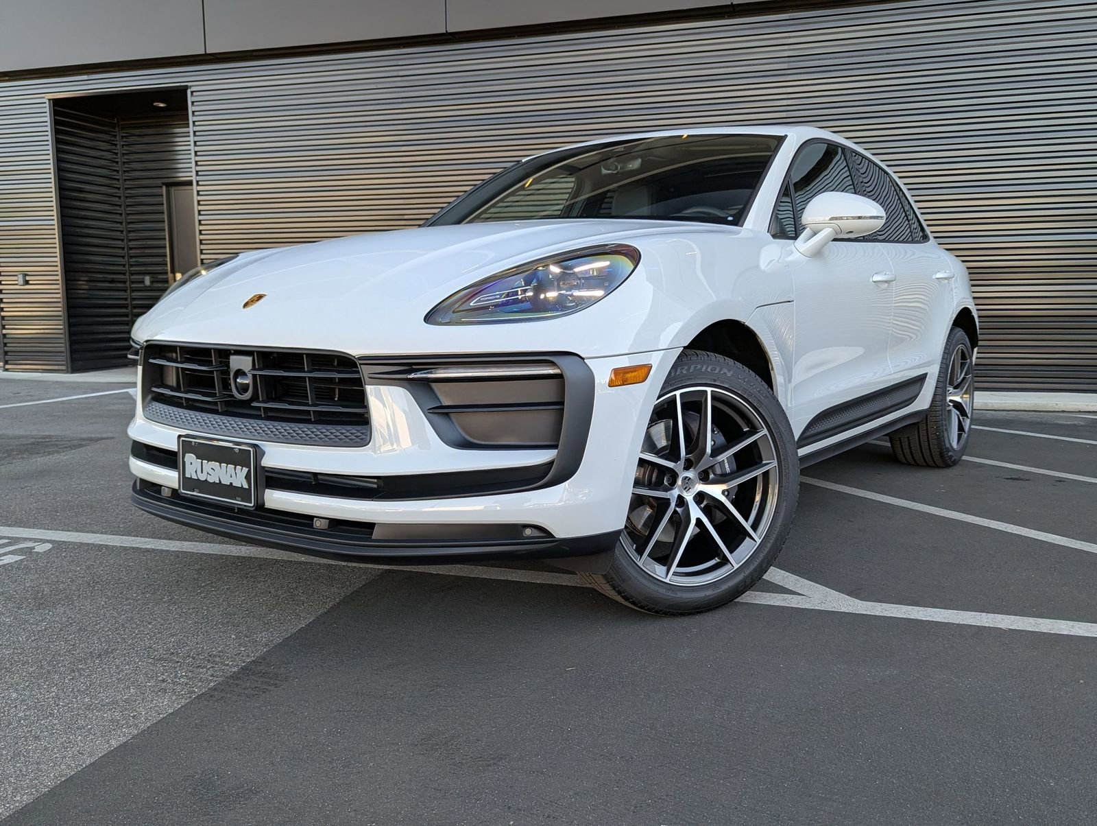Certified 2025 Porsche Macan image 1