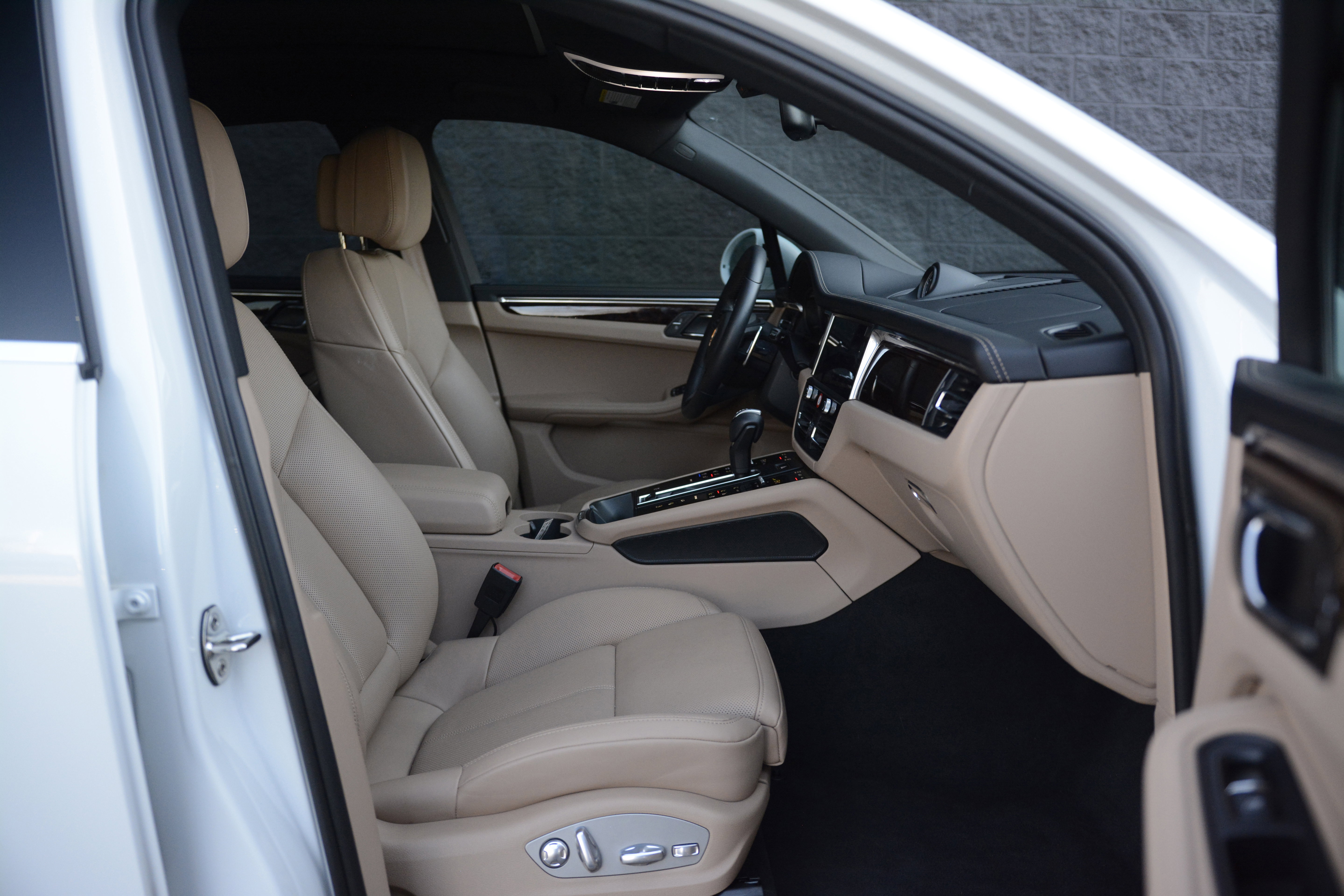 Certified 2025 Porsche Macan image 27