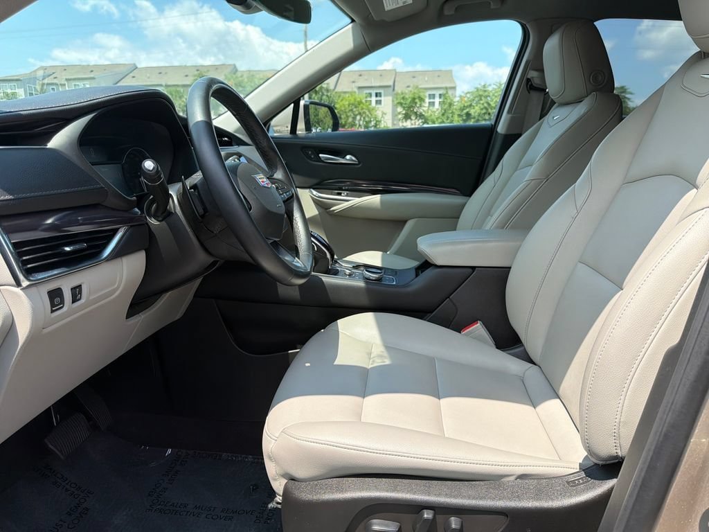 Certified 2022 Cadillac XT4 Luxury w/ Driver Awareness Package FWD image 3
