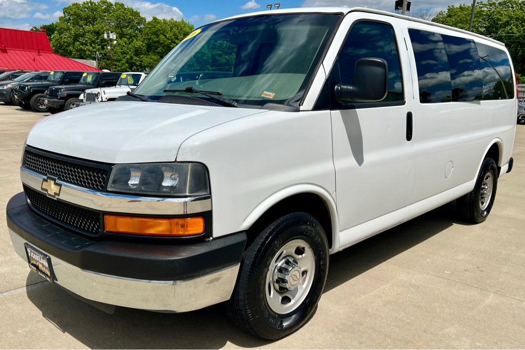Used 2016 Chevrolet Express 2500 LT w/ LT Preferred Equipment Group RWD image 3