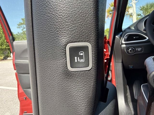 New 2027 Chrysler Pacifica Select FWD image 18