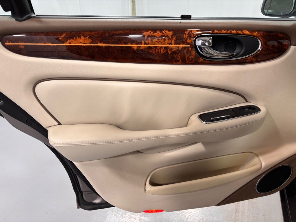 Used 2008 Jaguar XJ8 L image 23