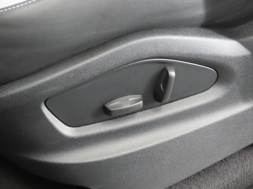Certified 2025 Porsche Cayenne AWD/4WD image 40