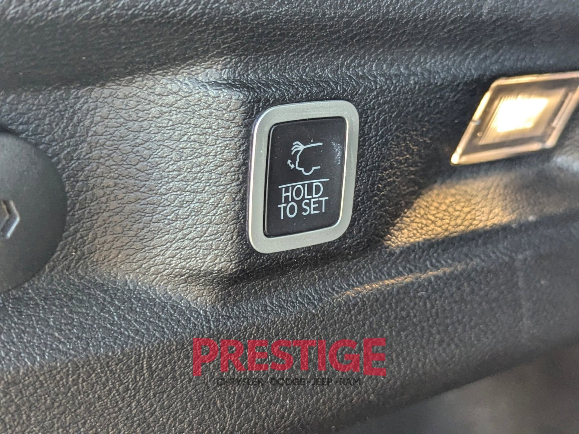 Used 2023 Jeep Grand Cherokee L Laredo image 13