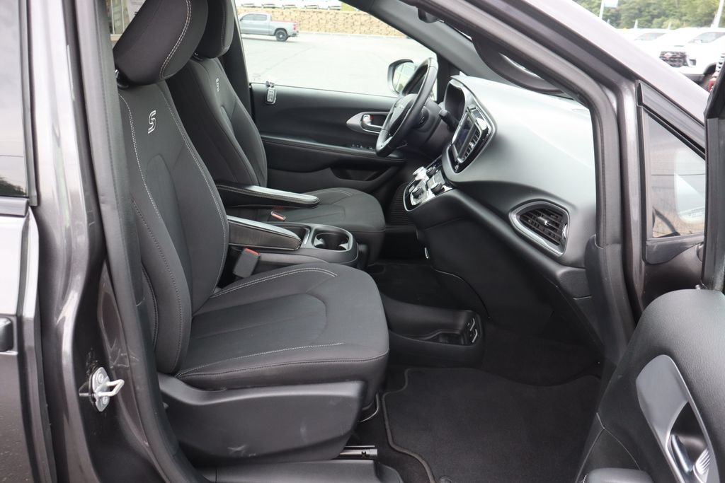 Used 2018 Chrysler Pacifica Touring Plus w/ S Appearance Package FWD image 21