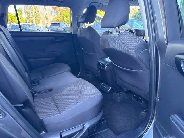 Used 2024 Toyota Highlander LE AWD/4WD image 34