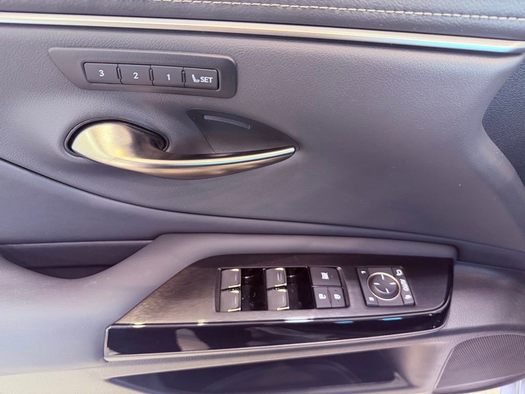 Certified 2024 Lexus ES 350 w/ Luxury Package image 19