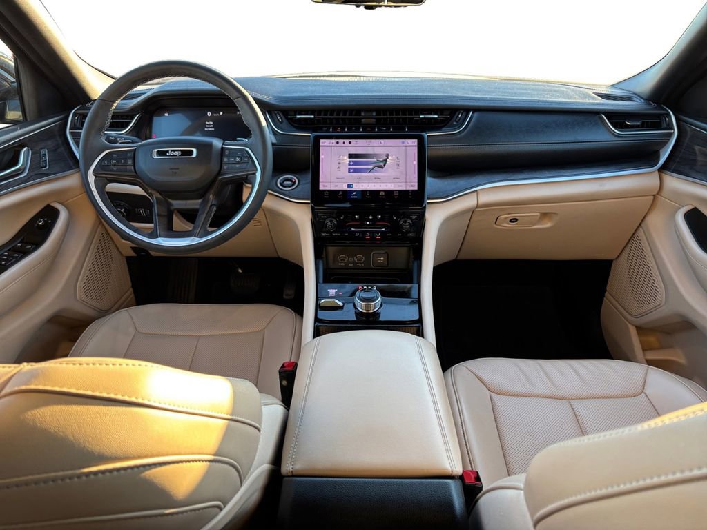 Used 2024 Jeep Grand Cherokee Limited w/ Luxury Tech Group II image 17