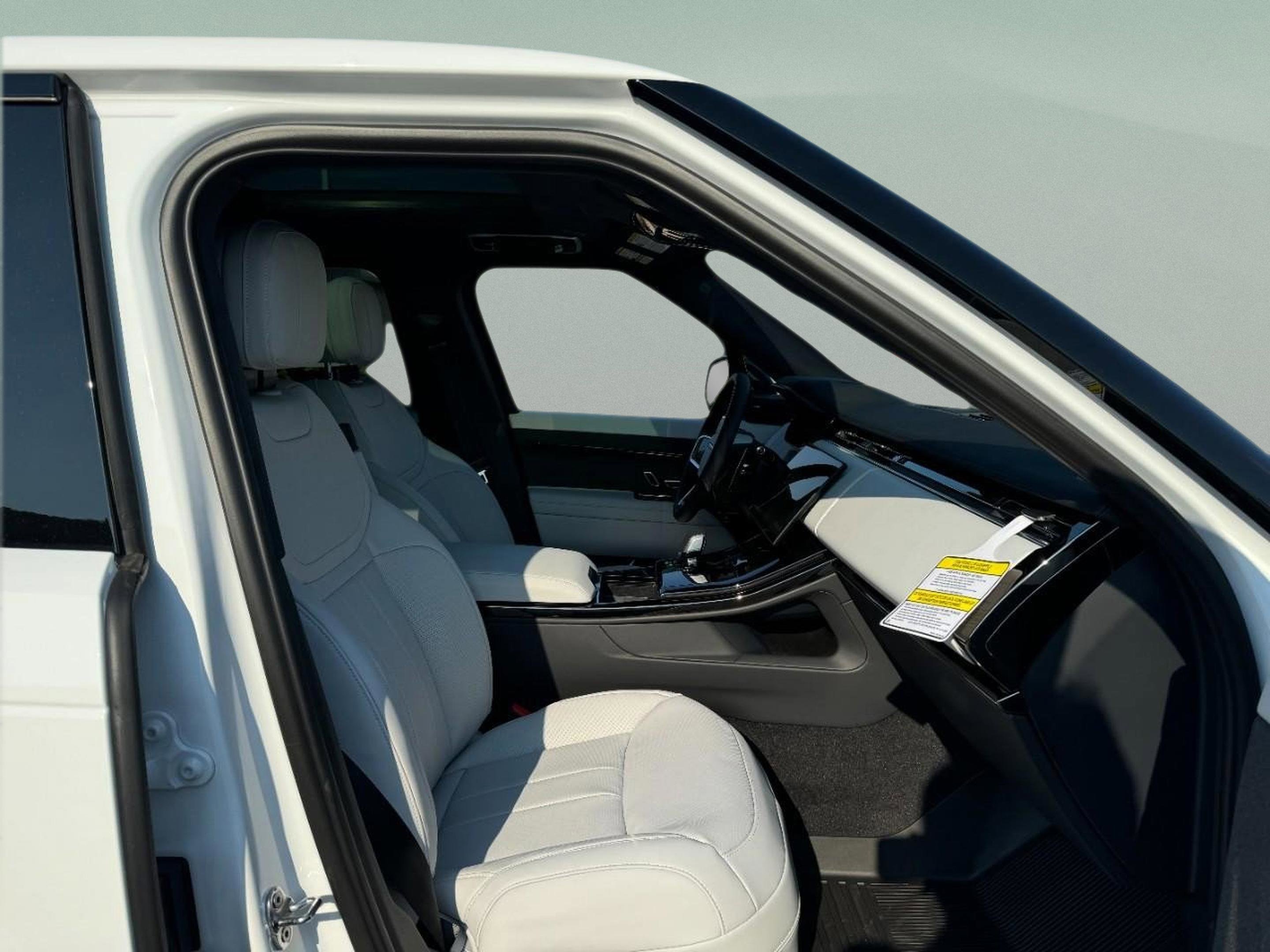 Used 2025 Land Rover Range Rover Sport SE image 17