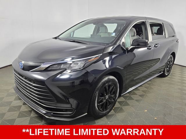 Used 2025 Toyota Sienna LE image 3