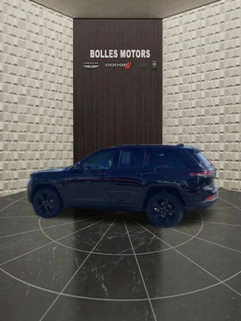 Used 2023 Jeep Grand Cherokee Altitude AWD/4WD image 11