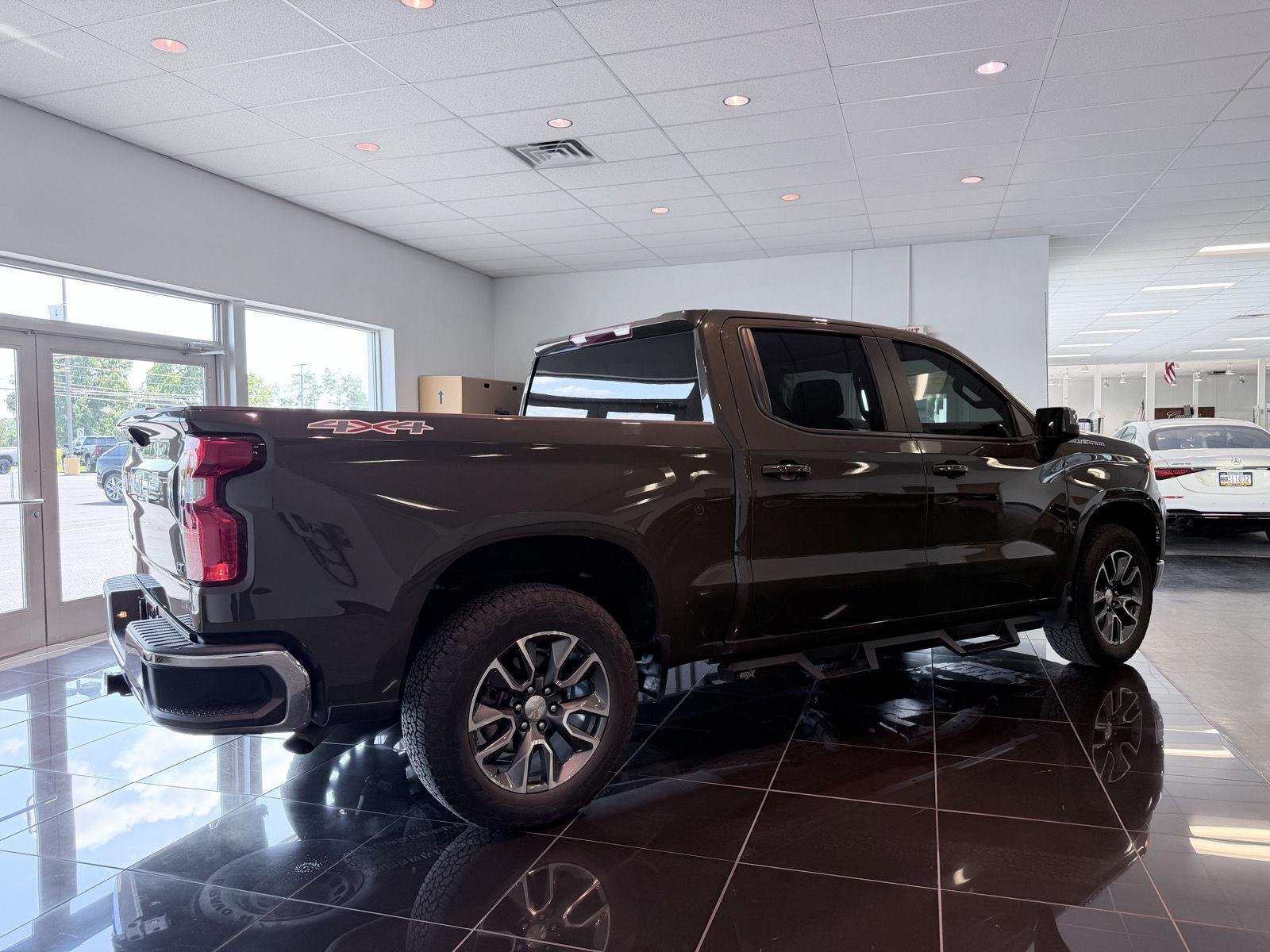 Used 2023 Chevrolet Silverado 1500 LT AWD/4WD image 11