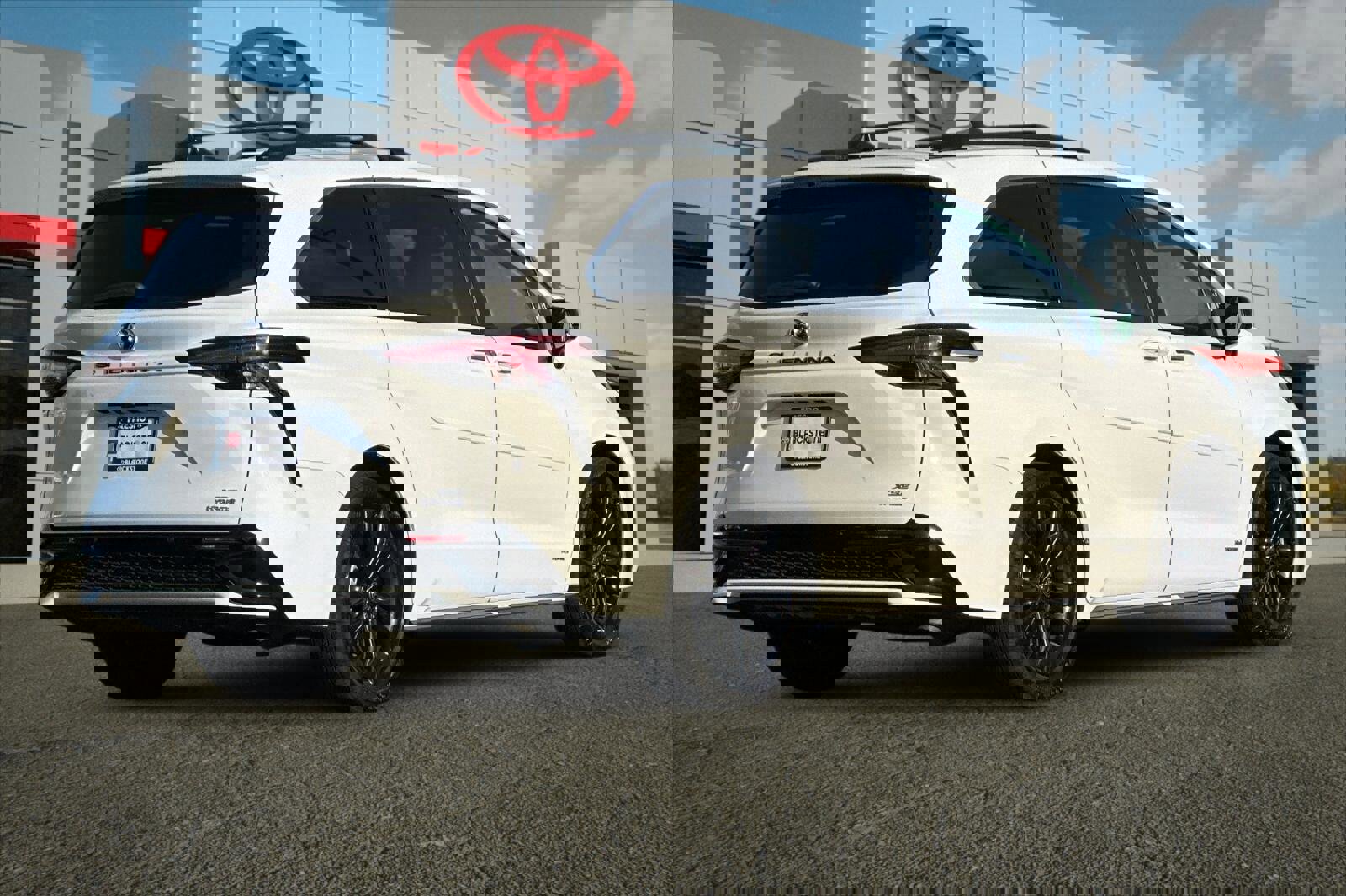 Certified 2021 Toyota Sienna XSE image 3