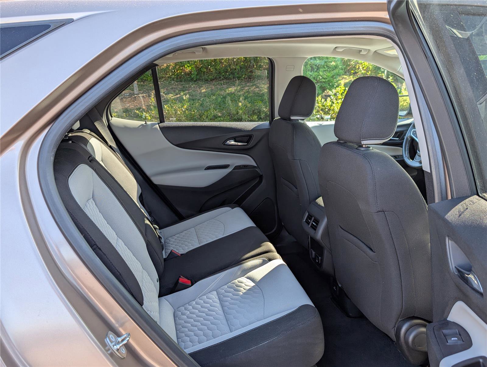 Used 2018 Chevrolet Equinox LT w/ Sun & Infotainment Package image 12