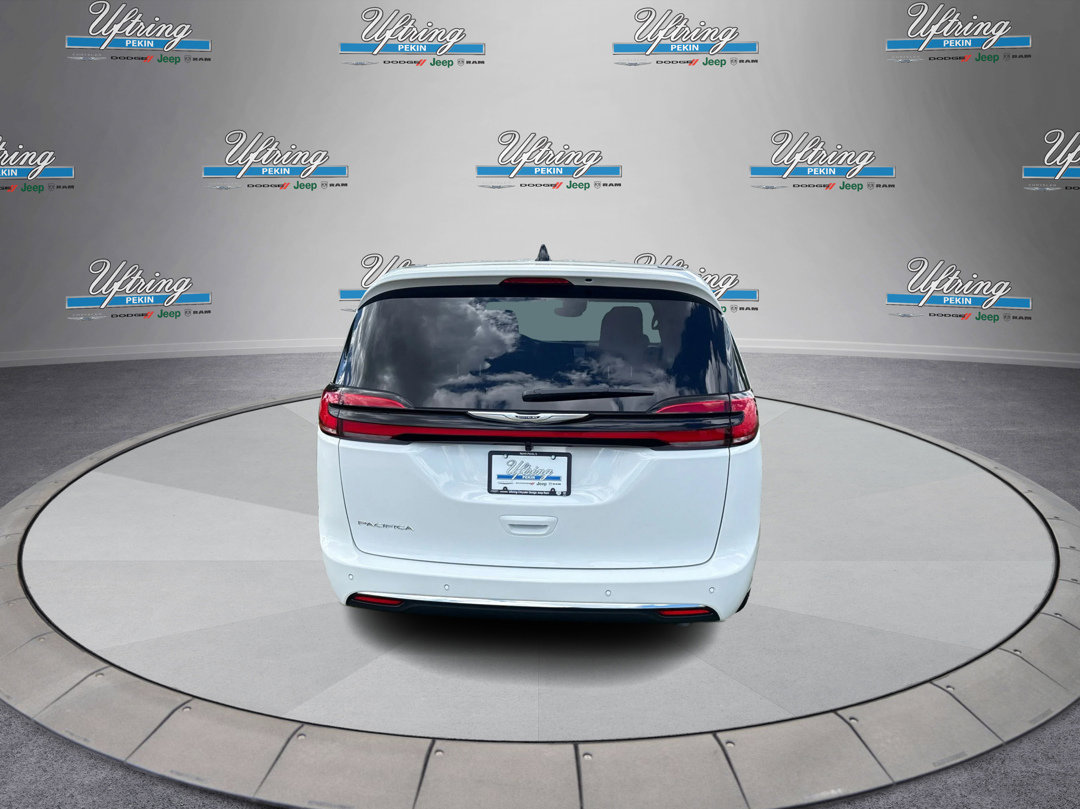 New 2026 Chrysler Pacifica Select image 4