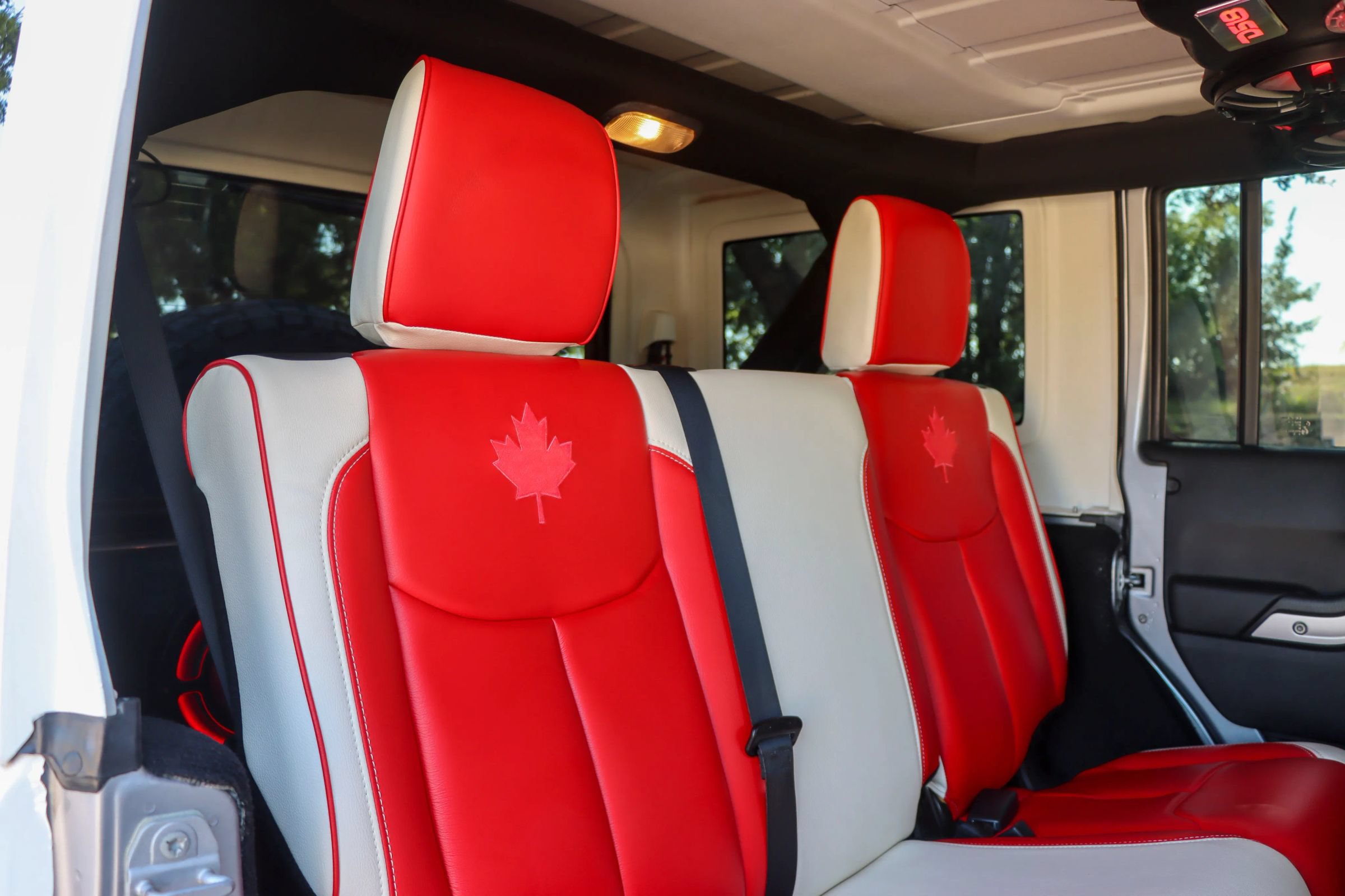 Used 2015 Jeep Wrangler Unlimited Sahara w/ Connectivity Group AWD/4WD image 17