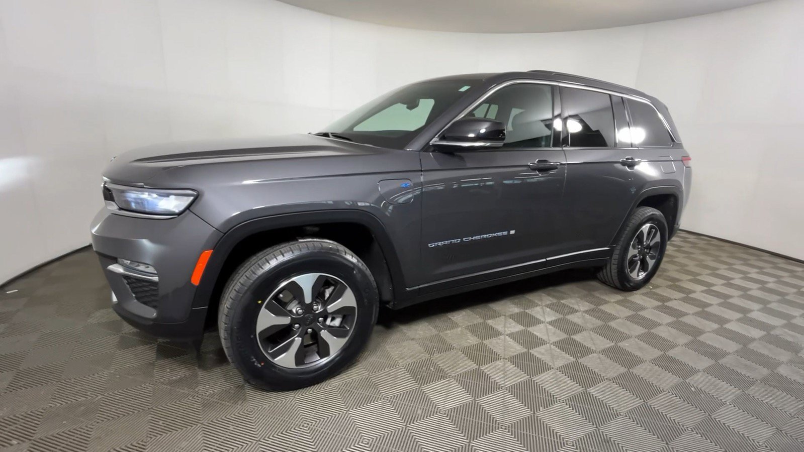 Used 2024 Jeep Grand Cherokee Limited 4xe w/ Trailer Tow Package AWD/4WD image 13