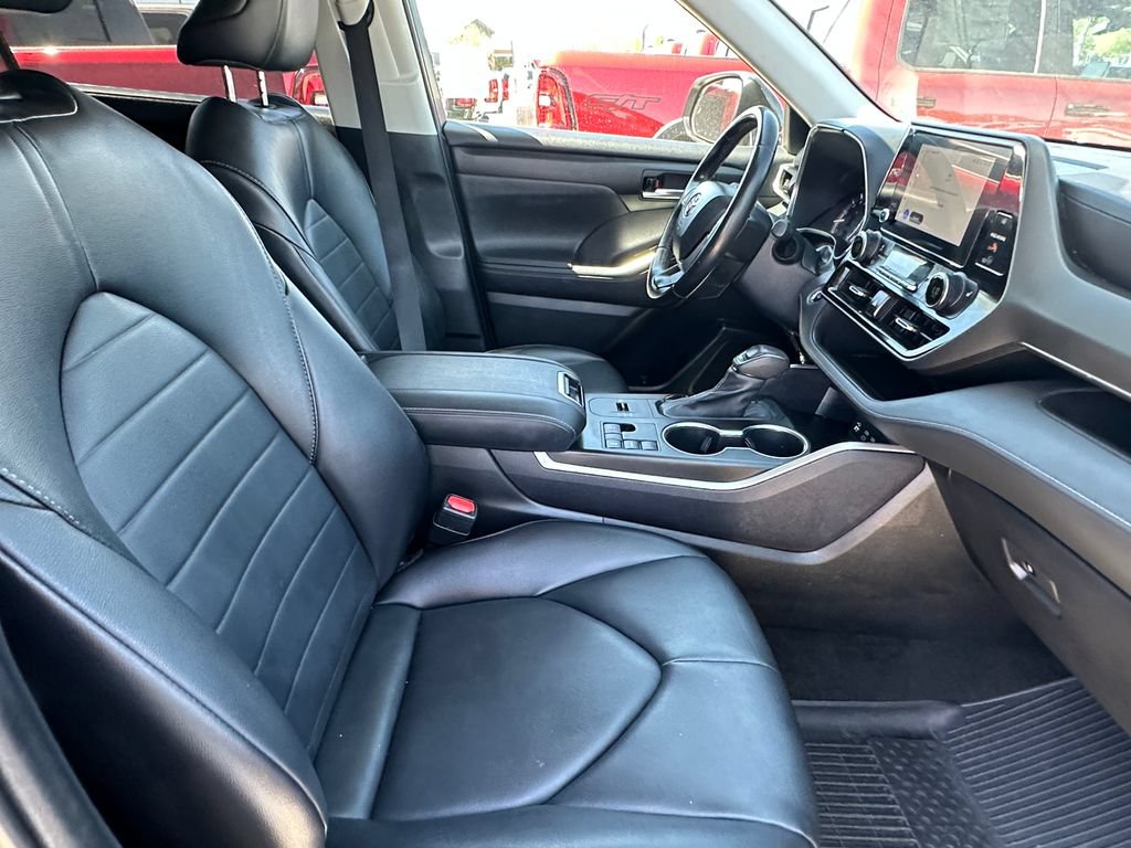 Used 2023 Toyota Highlander XLE FWD image 18