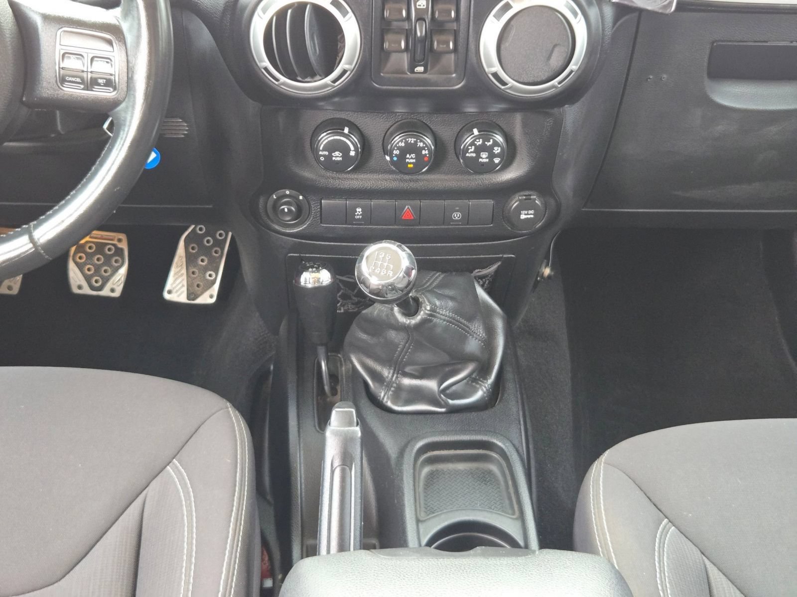Used 2013 Jeep Wrangler Unlimited Rubicon w/ Connectivity Group AWD/4WD image 17
