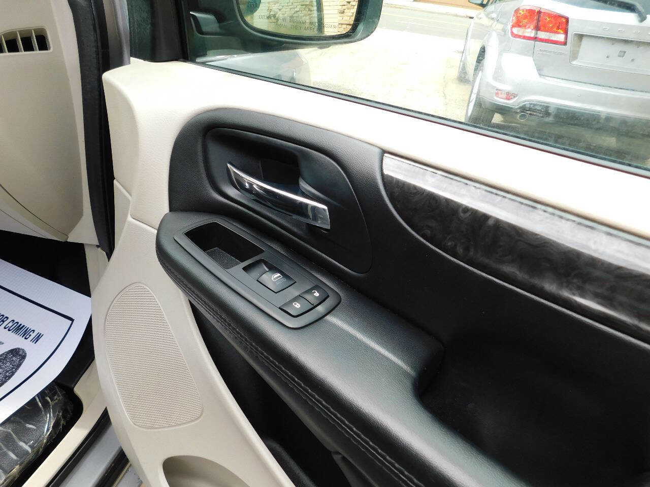 Used 2017 Dodge Grand Caravan SXT image 30