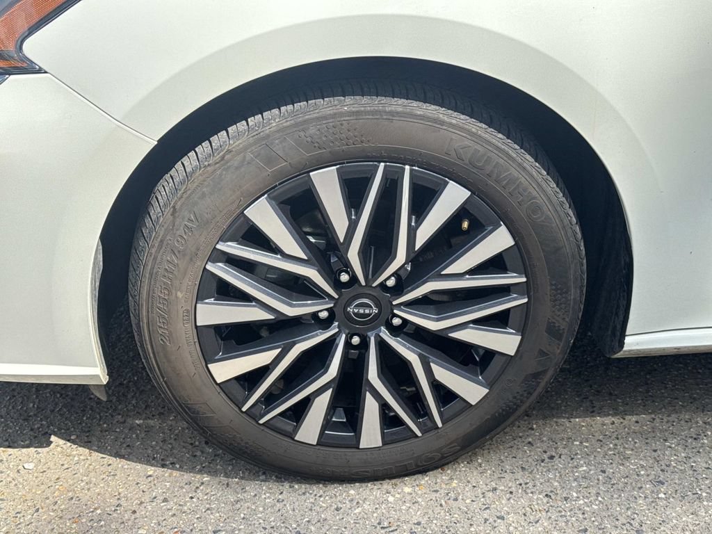 Used 2025 Nissan Altima 2.5 SV FWD image 12