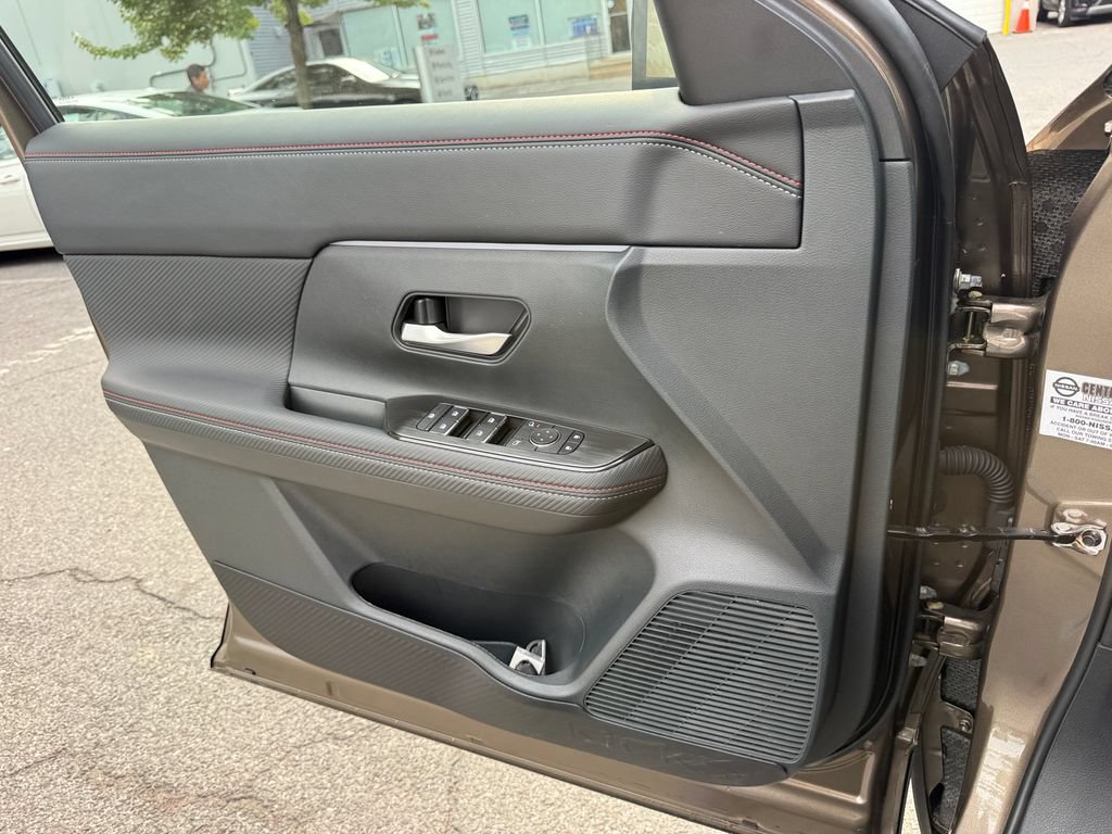 Used 2025 Nissan Kicks SR w/ SR Premium Package AWD/4WD image 25