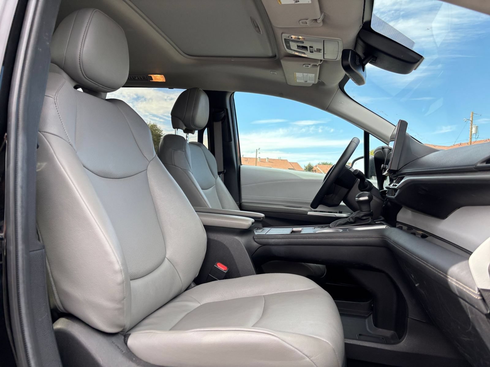 Used 2025 Toyota Sienna XLE FWD image 38