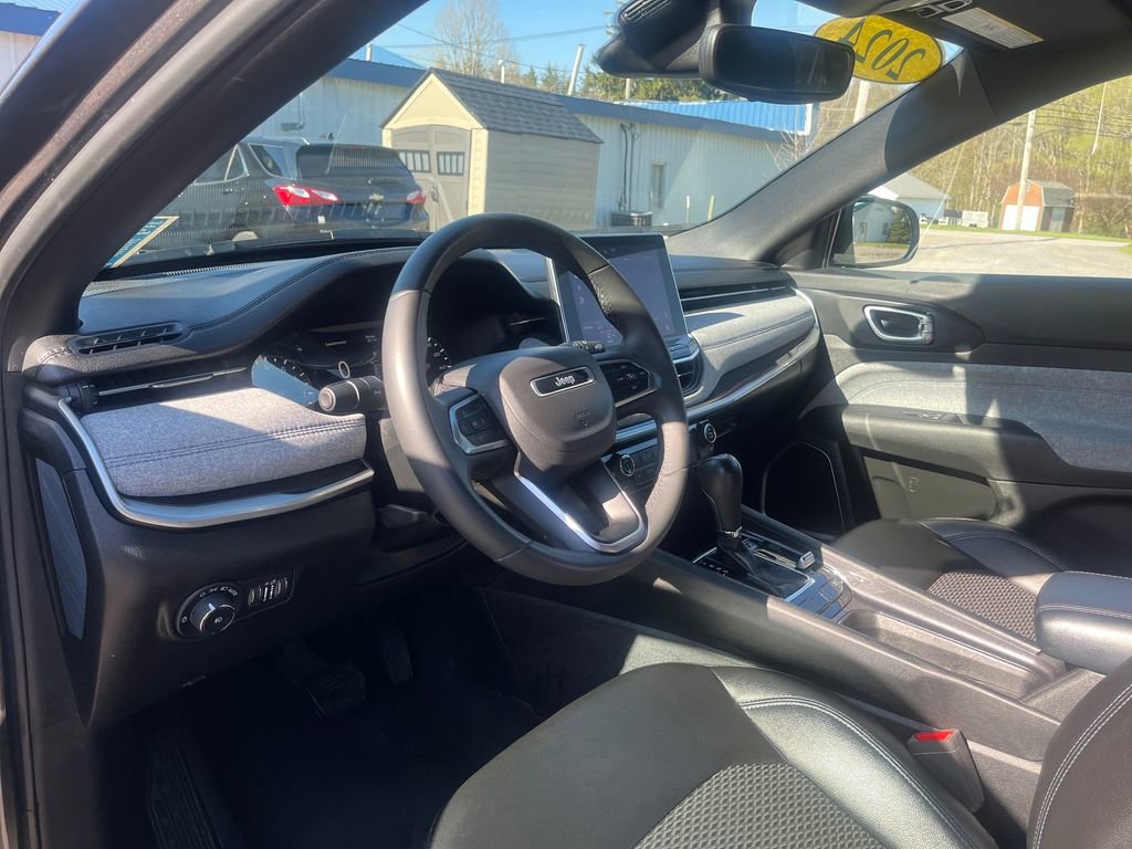 Used 2024 Jeep Compass Latitude AWD/4WD image 16